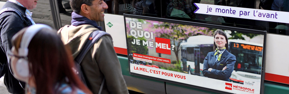 Affiche de la campagne De quoi je me MEL ? sur un bus Transpole