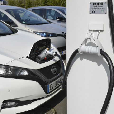 Déploiement de 167 bornes de recharge pour véhicules électriques et hybrides rechargeables :  La Métropole Européenne de Lille résilie sa convention de partenariat avec BlueLib, filiale de Bolloré 