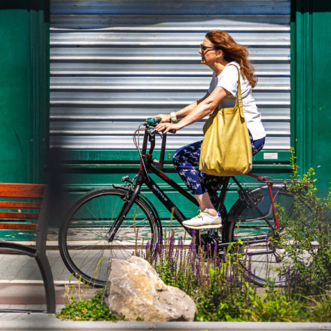 Femme à vélo sur une piste cyclable