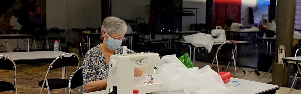 COVID-19 - La Métropole Européenne de Lille accueille dans son ancien siège un atelier de création de sur-blouses à destination des personnels hospitaliers