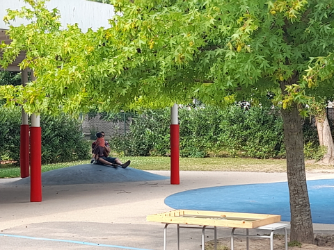 un pere et son enfant dans une cour d'école