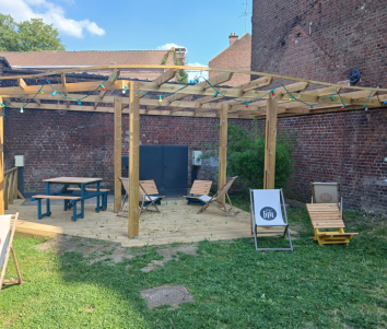 Mobilier urbain dans le jardin de la maison Folies Moulins