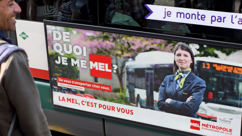 Affiche de la campagne De quoi je me MEL ? sur un bus Transpole