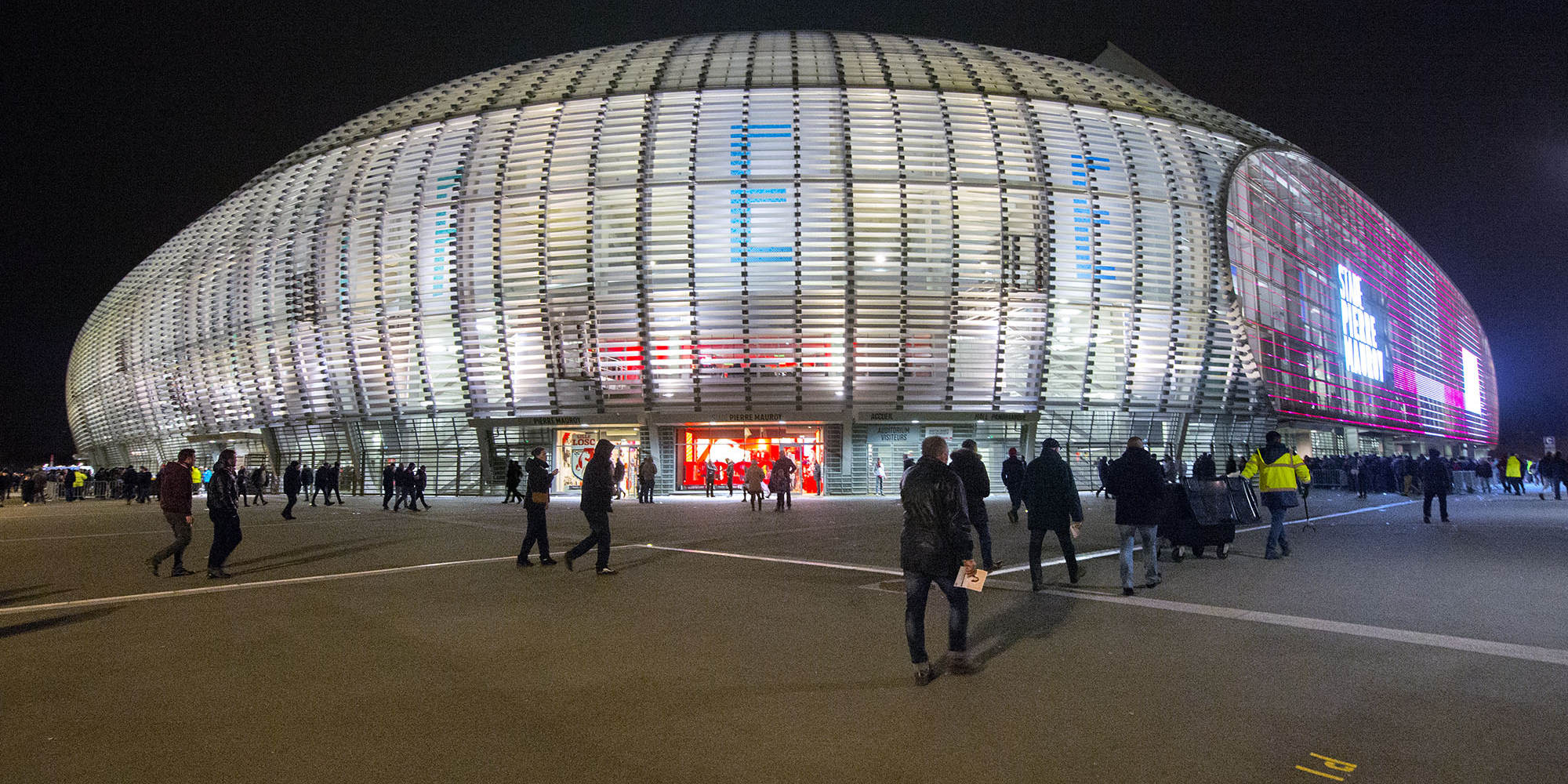 Stade Pierre-Mauroy - Vue extérieure nocturne (agrandir l'image)