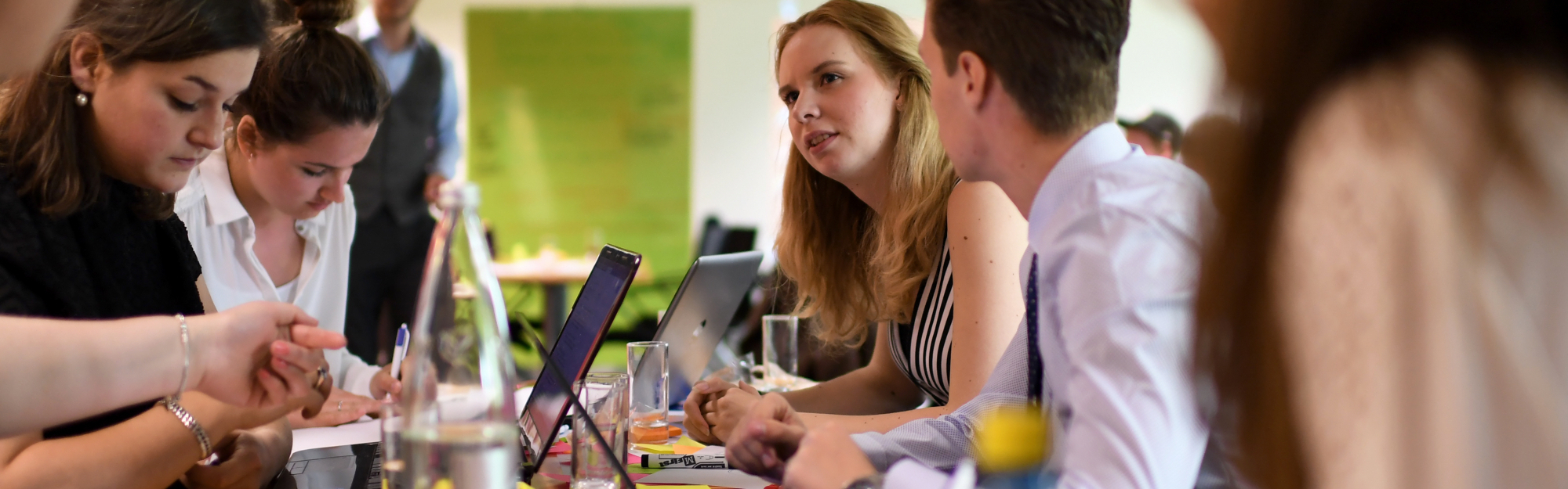Page entreprendre durant ses études, groupe d'étudiants à une table