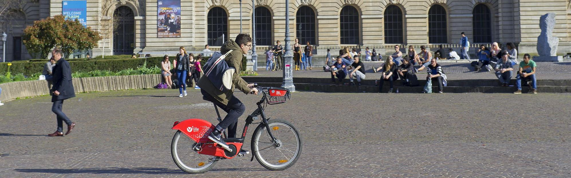 Cycliste devant le Palais des Beaux-Arts à Lille