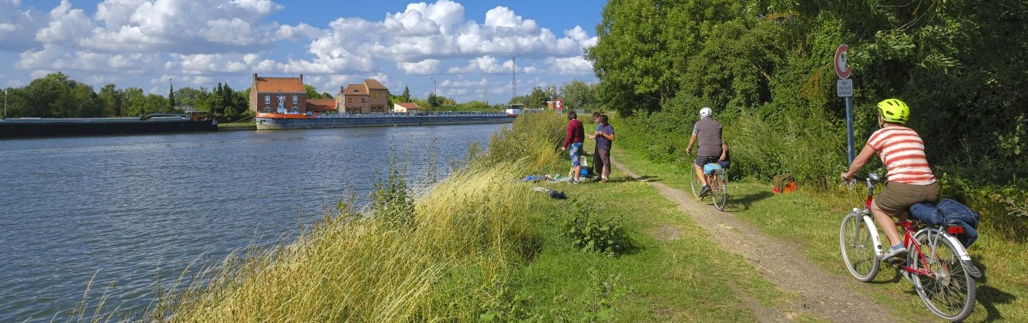 Personnes se déplaçant à vélo le long d'un canal