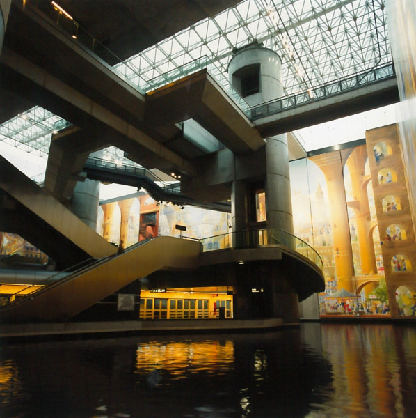 Vue de la station "Gare Lille-Europe" et de la fresque de Jean Pattou, 2000 © Archives de la MEL, cote document 11 Ph 26